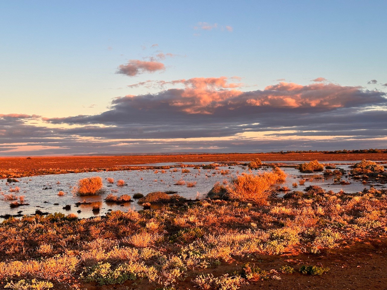 Étendue d’eau au coucher de soleil