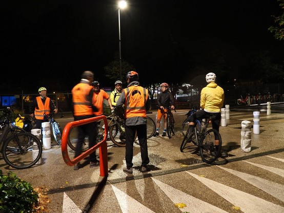 Photo de 7 cyclistes la nuit, au départ du Sunrise DUR #2