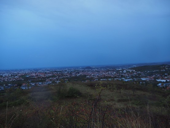 Vue sur Clermont-Ferrand à l'aurore