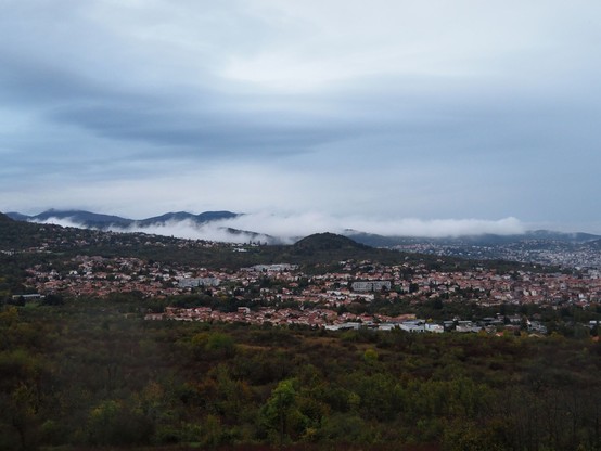 Vue en direction de la chaine des Puys, partiellement cachée par des nuages
