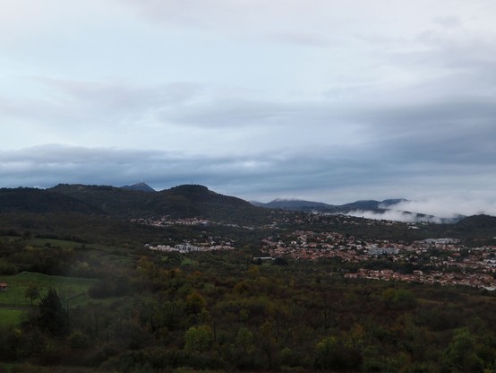 Vue sur la chaine des Puys au loin. On peut distinguer le Puy-de-Dome