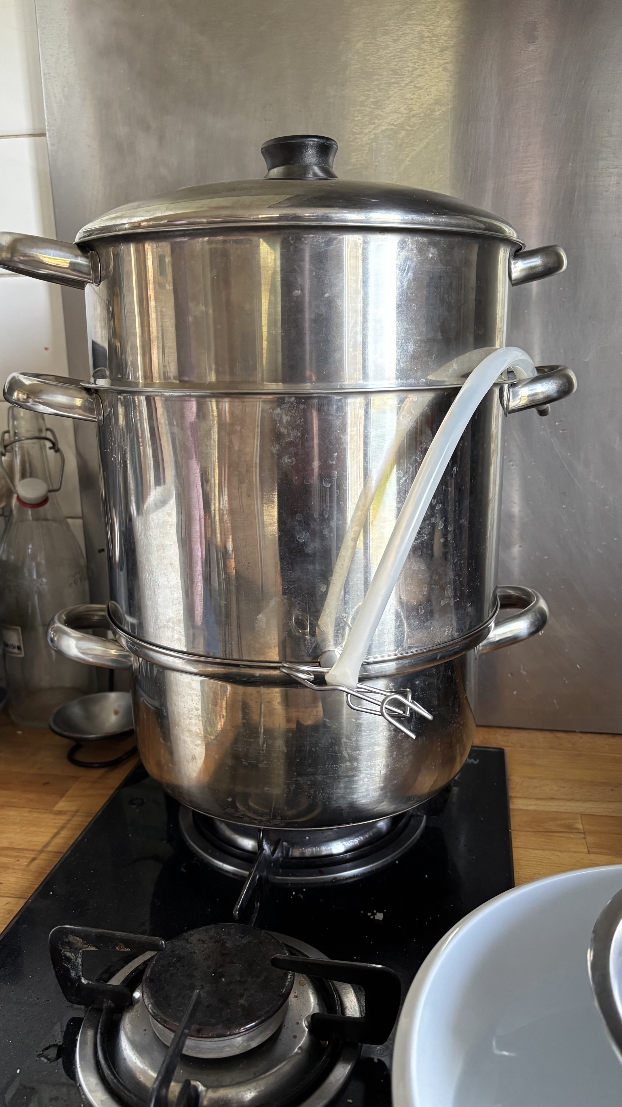 Un extracteur de jus en action sur le gaz.