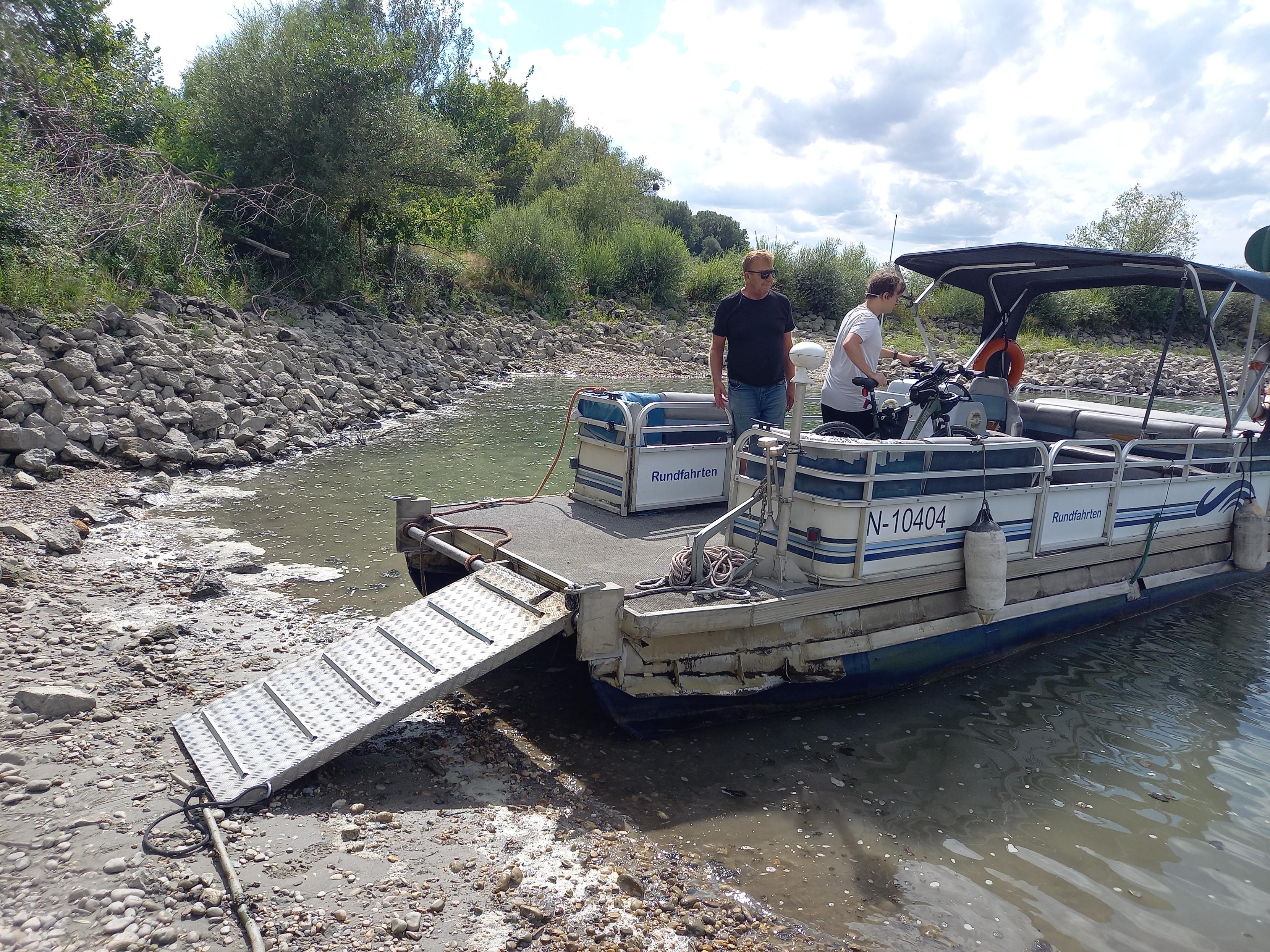 Un petit bateau qui nous débarque sur la plage avec une passerelle